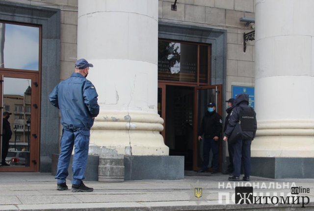 Поліцейські перевірили суди Житомира: вибухівку не знайшли, "автора" дзвінка встановлюють. ФОТО