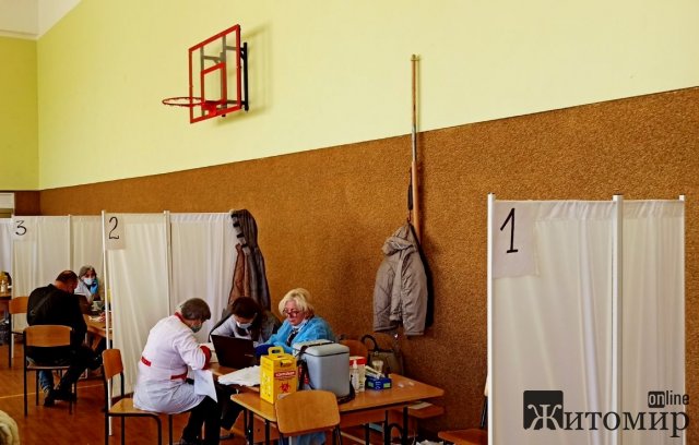 У приміщенні спортзали житомирської школи №6 знову запрацював центр вакцинації. ФОТО
