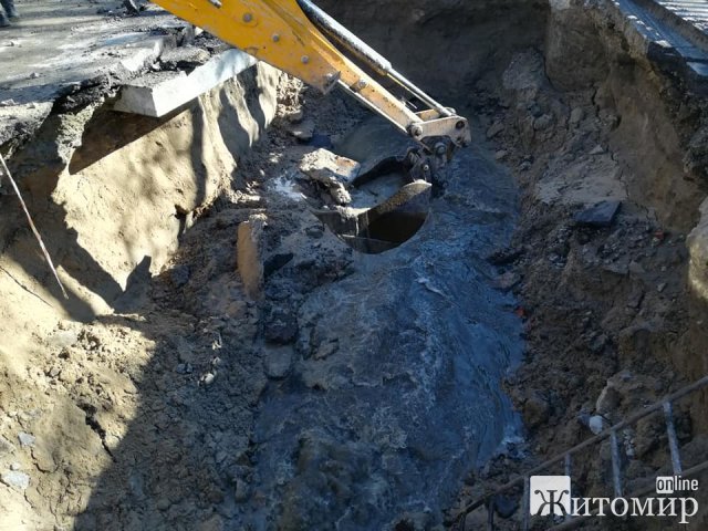 У Житомирі 15 комунальників ліквідовують наслідки провалля на Великій Бердичівській. ФОТО