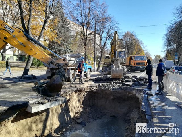 У Житомирі 15 комунальників ліквідовують наслідки провалля на Великій Бердичівській. ФОТО