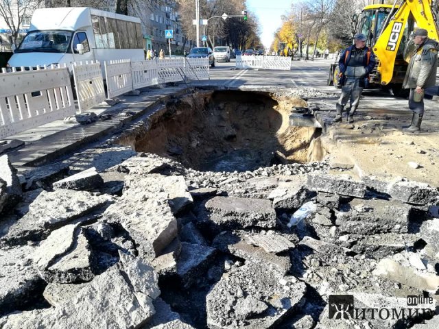 У Житомирі 15 комунальників ліквідовують наслідки провалля на Великій Бердичівській. ФОТО
