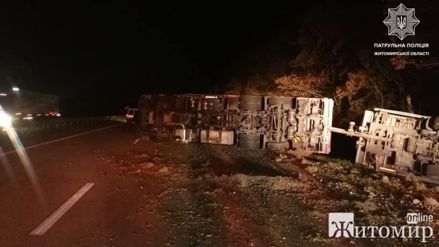 На трасі в Житомирській області перекинувся MAN. ФОТО