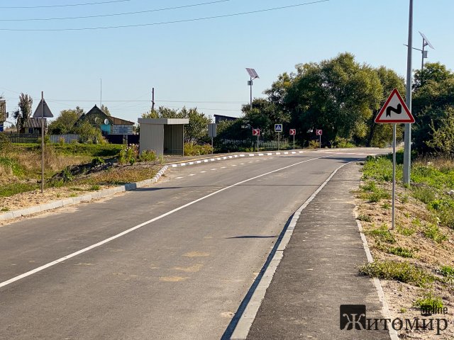 Між селами в Романівському районі відновлюють дорогу, яка "не бачила" капремонту 35 років. ФОТО