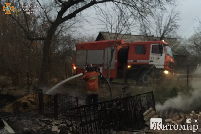 У селі Житомирської області горів будинок: на ліжку рятувальники виявили тіло жінки. ФОТО