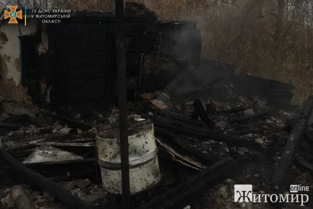 У селі Житомирської області горів будинок: на ліжку рятувальники виявили тіло жінки. ФОТО
