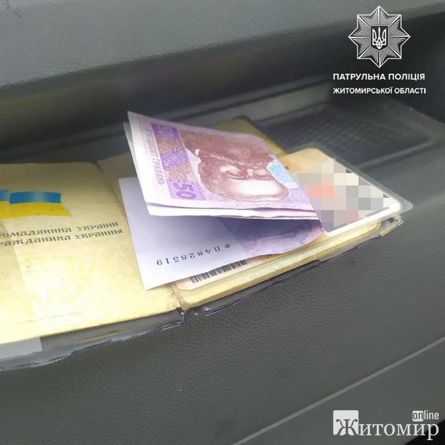 На автодорозі Житомир - Ставище патрульні зупинили Mercedes: водій хотів відкупитися 150 грн. ФОТО