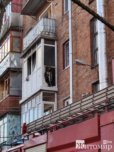 У центрі Житомира горіла квартира. ФОТО У центрі Житомира горіла квартира. ФОТО