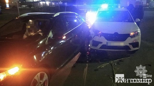 На проспекті Незалежності в Житомирі зіштовхнулись два Renault. ФОТО