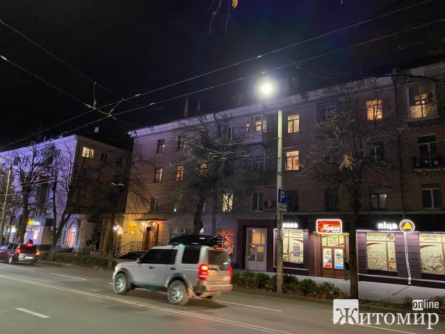 Хто розмістив яскравий рекламний екран на будівлі Укртелекому у Житомирі?