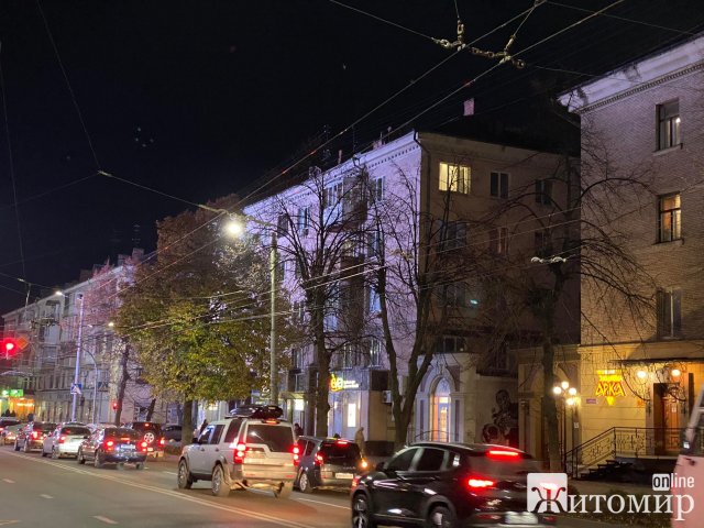 Хто розмістив яскравий рекламний екран на будівлі Укртелекому у Житомирі?