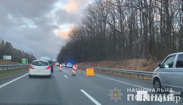 Поблизу Житомира Fiat врізався у КАМАЗ: водій у лікарні, пасажир загинув. ФОТО