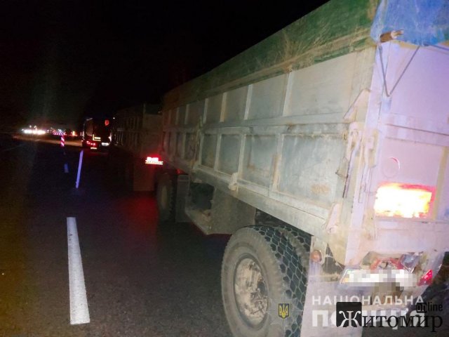 Поблизу Житомира Fiat врізався у КАМАЗ: водій у лікарні, пасажир загинув. ФОТО