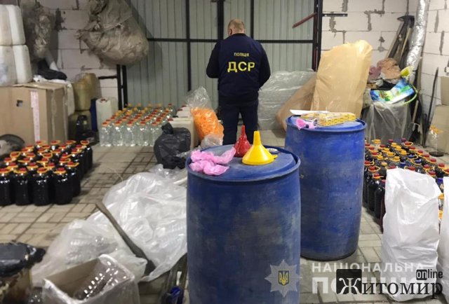 У двох містах Житомирської області правоохоронці виявили фальсифікований алкоголь, який продавався через підприємців. ФОТО