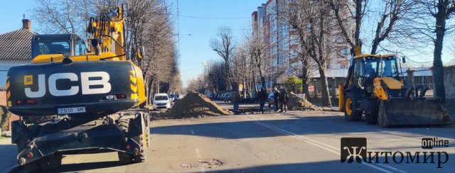 У житомирському водоканалі розповіли про зношеність колектора на Фещенка-Чопівського та перекриття дороги. ФОТО
