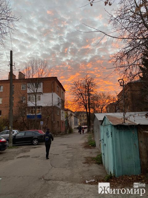 Небо над вечірнім Житомиром. ФОТО