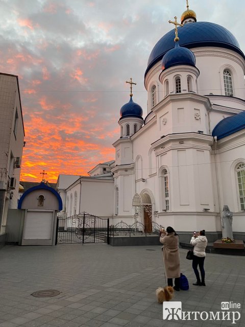 Небо над вечірнім Житомиром. ФОТО