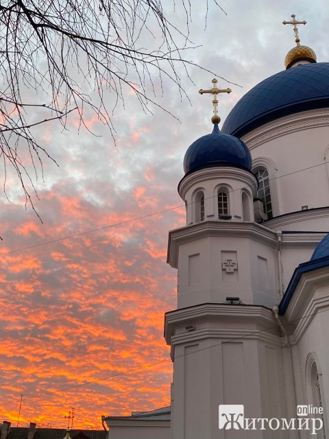 Небо над вечірнім Житомиром. ФОТО