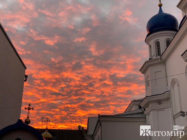 Небо над вечірнім Житомиром. ФОТО