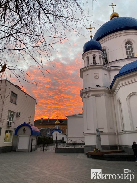 Небо над вечірнім Житомиром. ФОТО