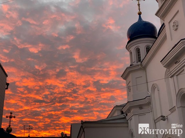 Небо над вечірнім Житомиром. ФОТО