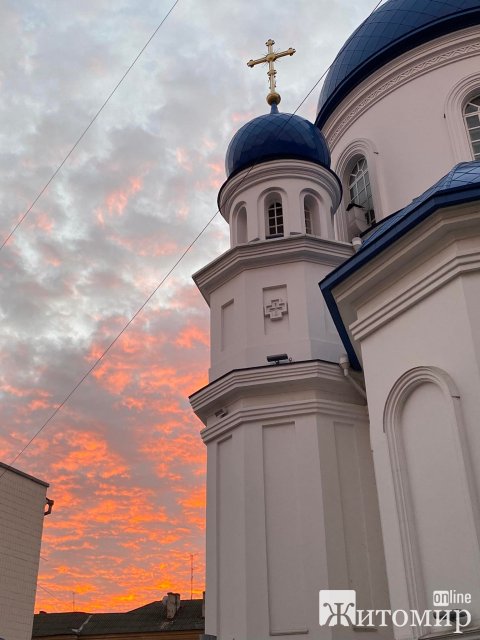 Небо над вечірнім Житомиром. ФОТО