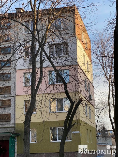 На Хлібній у Житомирі будинок утеплили як сметанку-райдугу. ФОТО