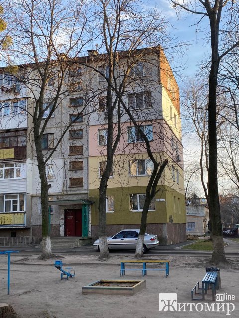 На Хлібній у Житомирі будинок утеплили як сметанку-райдугу. ФОТО
