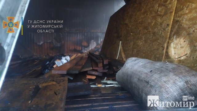 Зранку в Житомирі на Польовій горів гараж. ФОТО