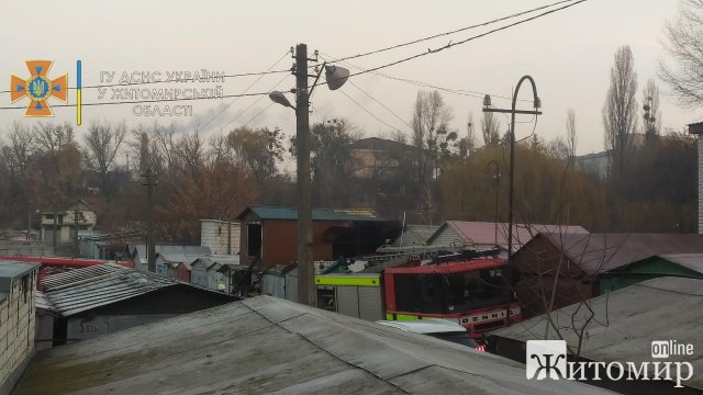Зранку в Житомирі на Польовій горів гараж. ФОТО