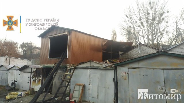 Зранку в Житомирі на Польовій горів гараж. ФОТО