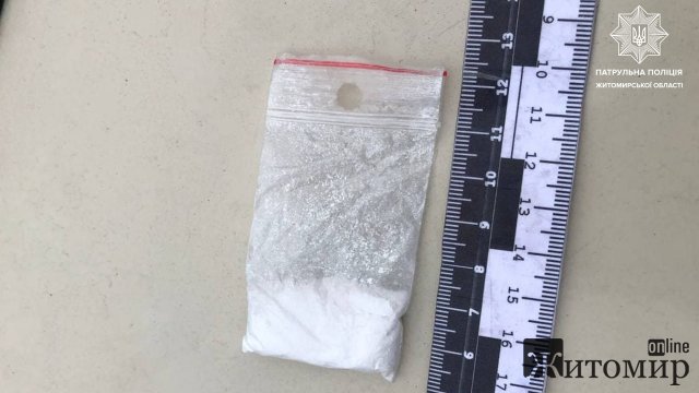 У Житомирі  патрульні зупинили ЗАЗ, водій намагався втекти - був під "кайфом". ФОТО