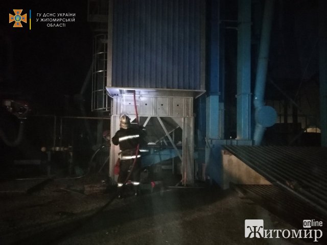 На території сільського господарства у Житомирській області сталася пожежа в зерносушарці. ФОТО