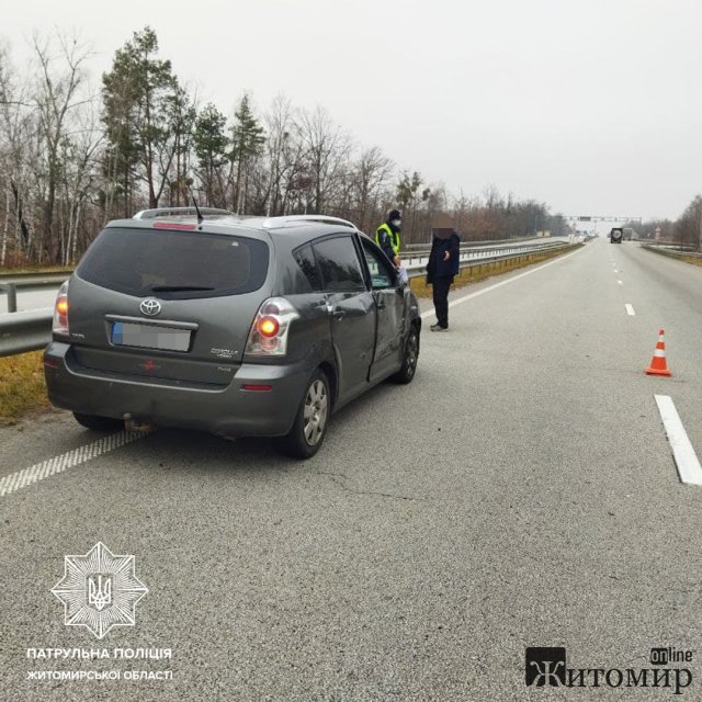 На трасі Київ-Чоп у Житомирській області зіштовхнулися Toyota та вантажівка. ФОТО