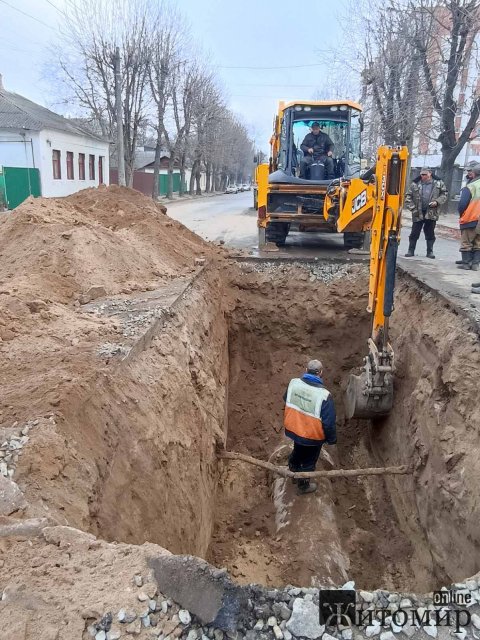 У Житомирі на Фещенка-Чопівського майже тиждень ремонтують каналізаційний колектор. ФОТО