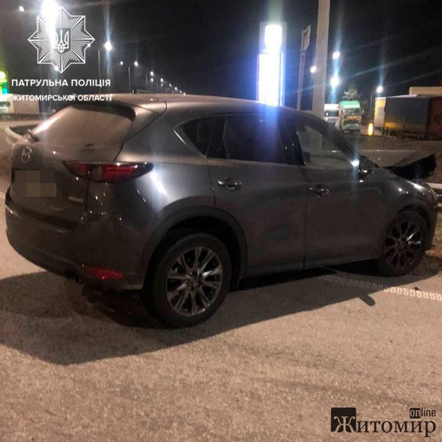 На автодорозі в Житомирській області Mazda влетіла у колесовідбійник. ФОТО