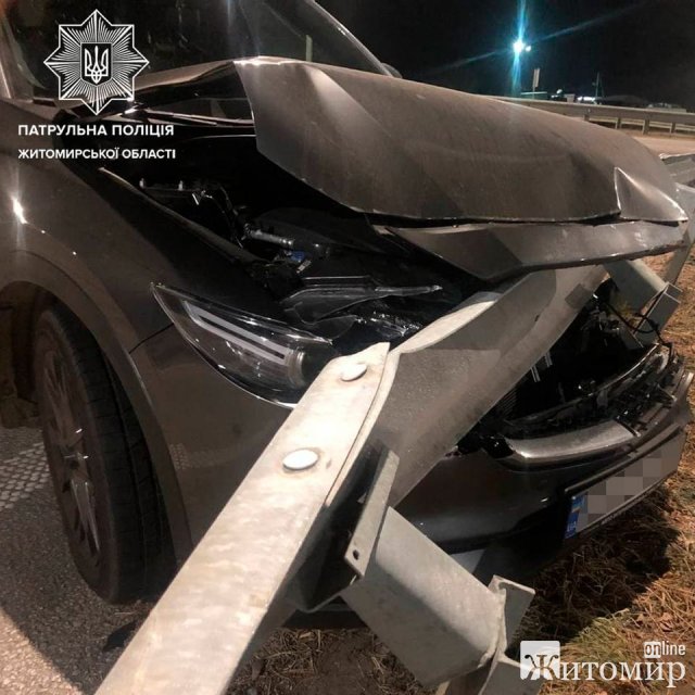 На автодорозі в Житомирській області Mazda влетіла у колесовідбійник. ФОТО