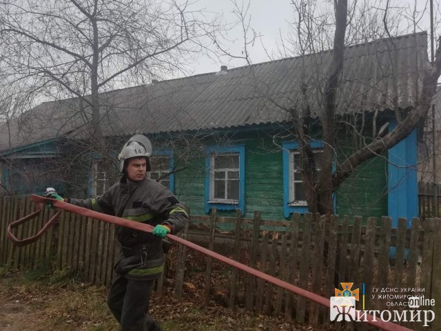 У селі на Житомирщині горів будинок: господар отримав опіки спини та руки. ФОТО