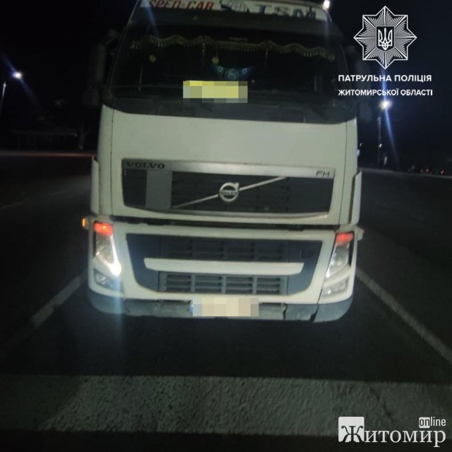 На трасі в Житомирській області Mercedes врізався у Volvo, що зупинилась на світлофорі. ФОТО