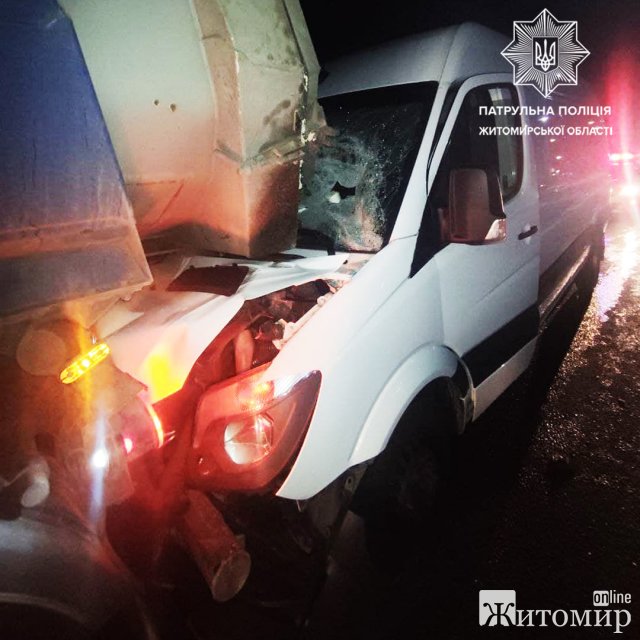 На трасі в Житомирській області Mercedes врізався у Volvo, що зупинилась на світлофорі. ФОТО