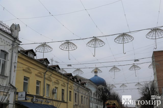 На Михайлівській у Житомирі почали готуватися до новорічних свят. ФОТО