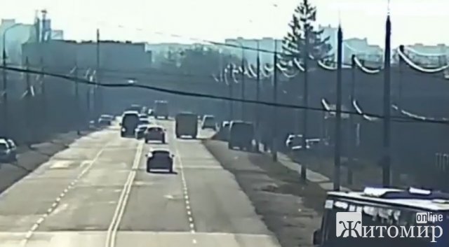 На Покровській у Житомирі від удару з легковиком у буса відлетіло колесо, винуватець ДТП зник. ФОТО