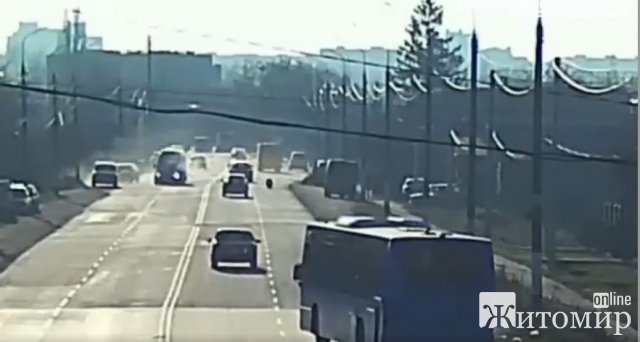 На Покровській у Житомирі від удару з легковиком у буса відлетіло колесо, винуватець ДТП зник. ФОТО