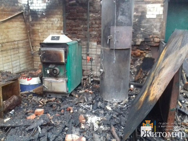 У селі Попільнянського району горів будинок: в приміщенні була роздягальня для працівників. ФОТО