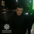 На проспекті Незалежності в Житомирі патрульні затримали чоловіка з предметом, схожим на зброю. ФОТО