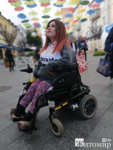 Чудовій дівчині з Житомира потрібна допомога, аби придбати інвалідний електровізок. ФОТО