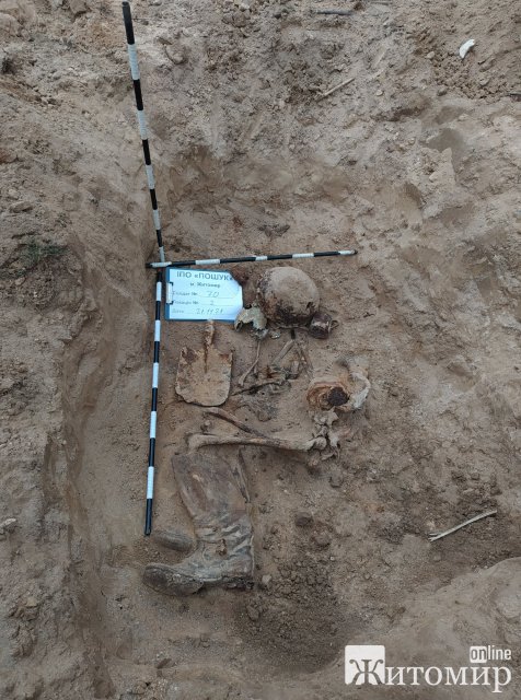 На Житомирщині пошуківці знайшли рештки 5 солдат, які стояли на обороні Коростеня. ФОТО