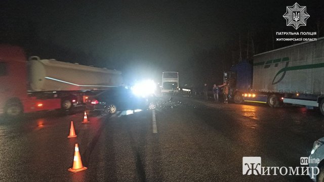 Біля Житомира зіштовхнулися Mercedes та автобус: потерпілого пасажира госпіталізували. ФОТО