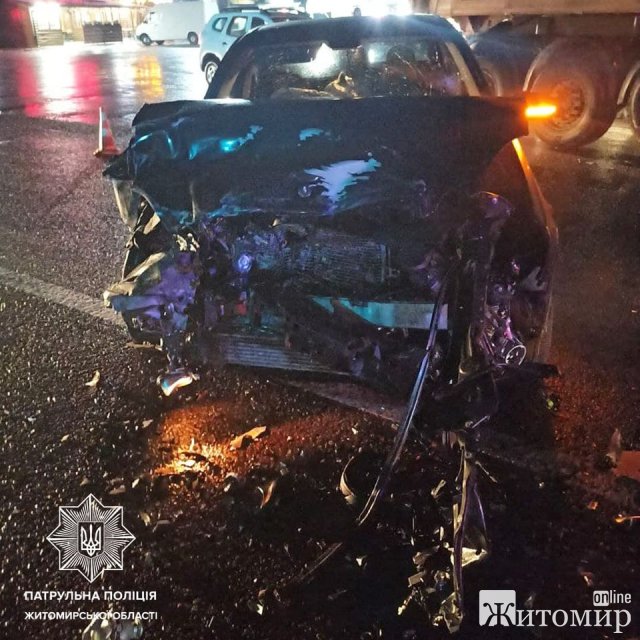 Біля Житомира зіштовхнулися Mercedes та автобус: потерпілого пасажира госпіталізували. ФОТО