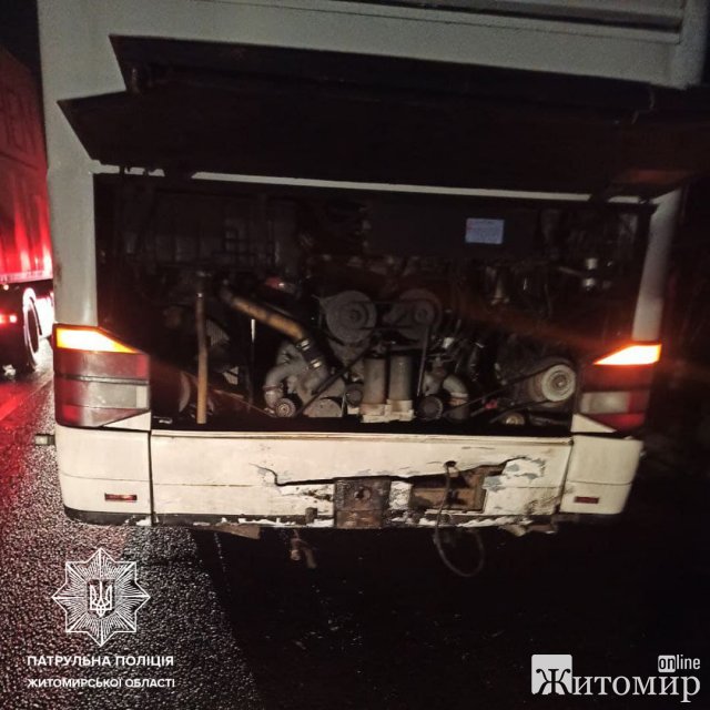 Біля Житомира зіштовхнулися Mercedes та автобус: потерпілого пасажира госпіталізували. ФОТО