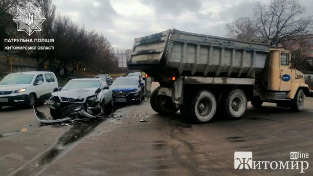 На Жуйка в Житомирі зіштовхнулись КрАЗ, AUDI та Renault. ФОТО